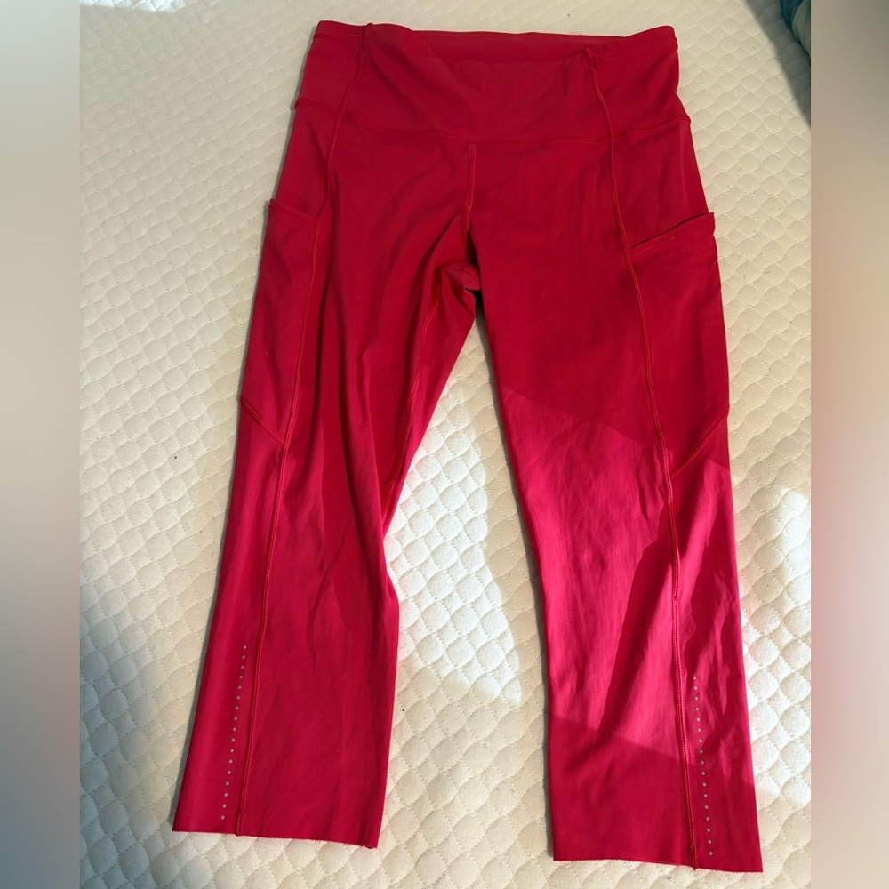 Lululemon women’s crop leggings with pockets, hot pink size 4 small